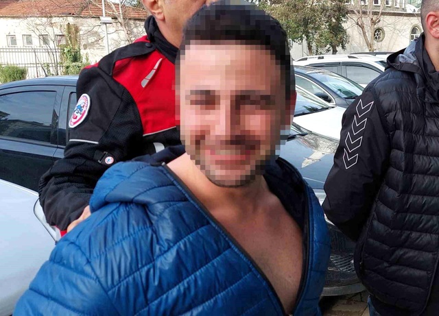 Adliyeye sevk edilen zanlının sözleri pes dedirtti: Ben öldürdüm, az yakışıklı çıkalım Adliyeye sevk edilen zanlının sözleri pes dedirtti: Ben öldürdüm, az yakışıklı çıkalım