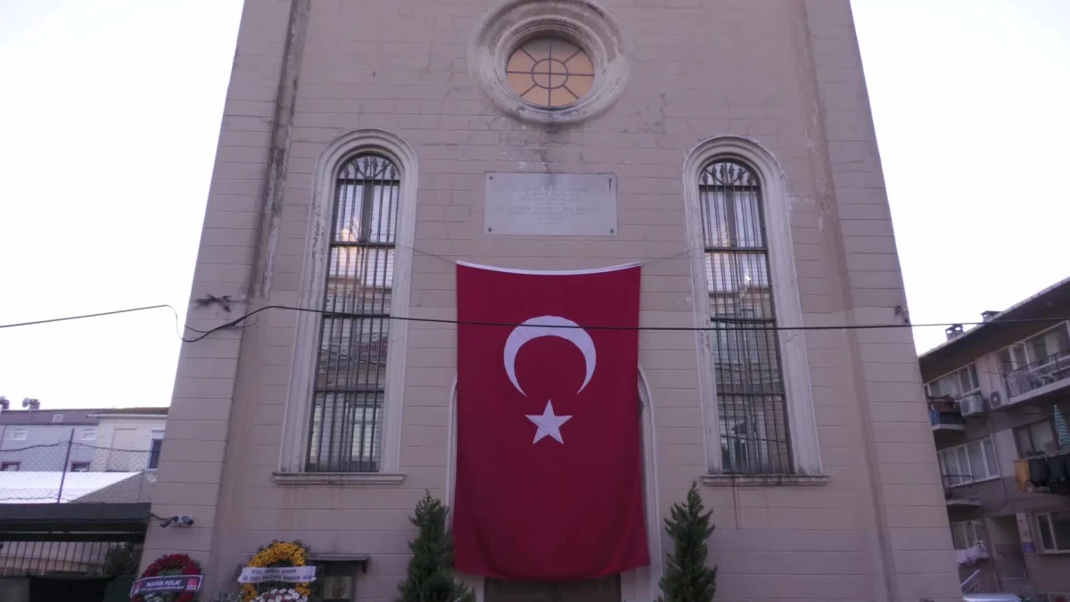 İstanbul\'da silahlı saldırıya uğrayan Santa Maria Kilisesi yeniden ibadete açıldı