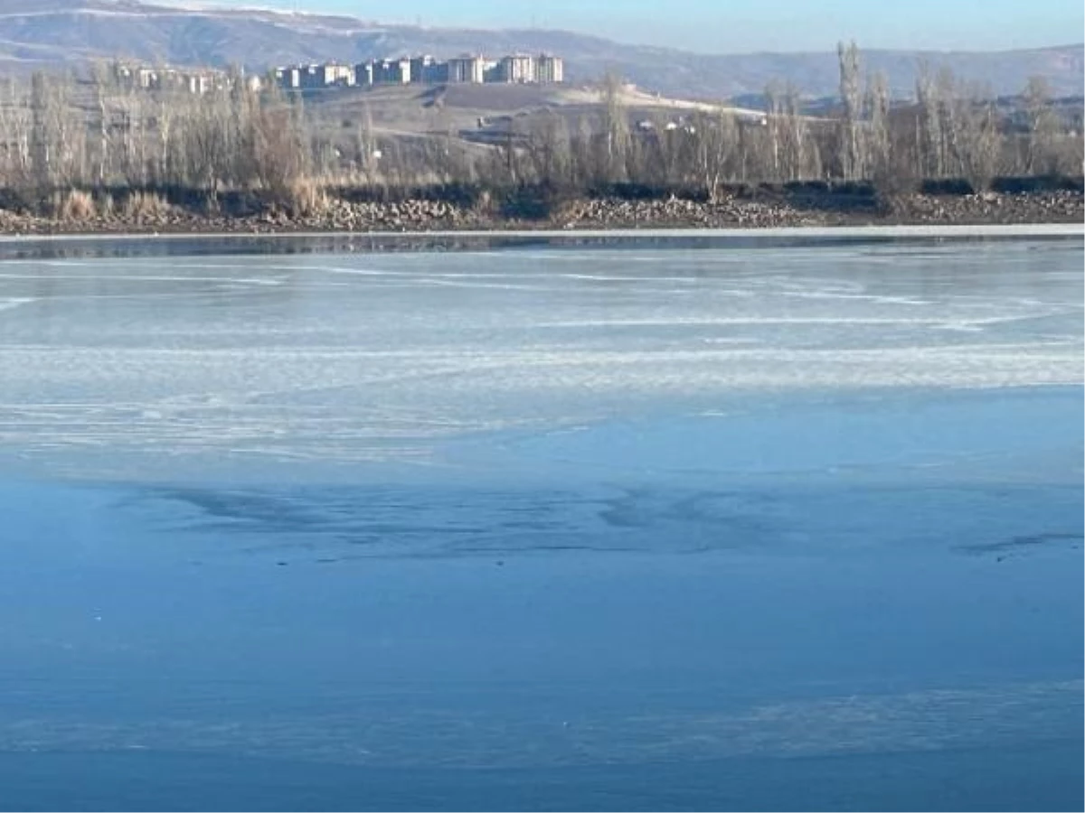 Sivas\'ta Sıcaklık Sıfırın Altına Düştü, Serpincik Göleti Buz Tutti