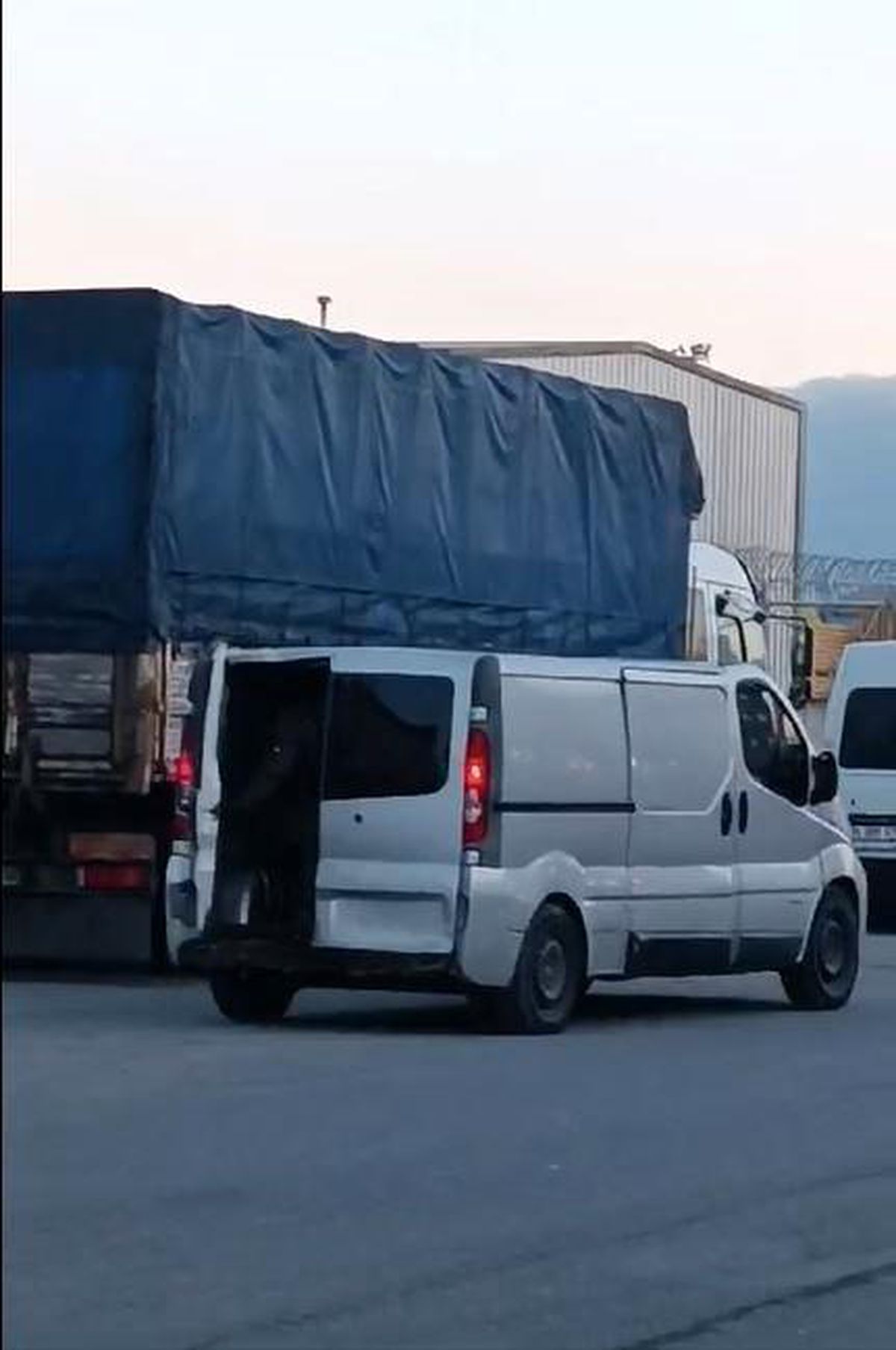 Esenyurt\'ta Panelvan Minibüsün Dorsesindeki Koliler Çalındı