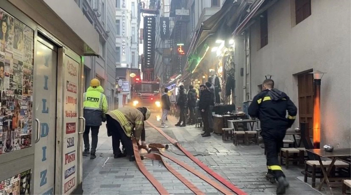 Taksim İstiklal Caddesi\'nde Restoranın Bacasından Yangın Çıktı