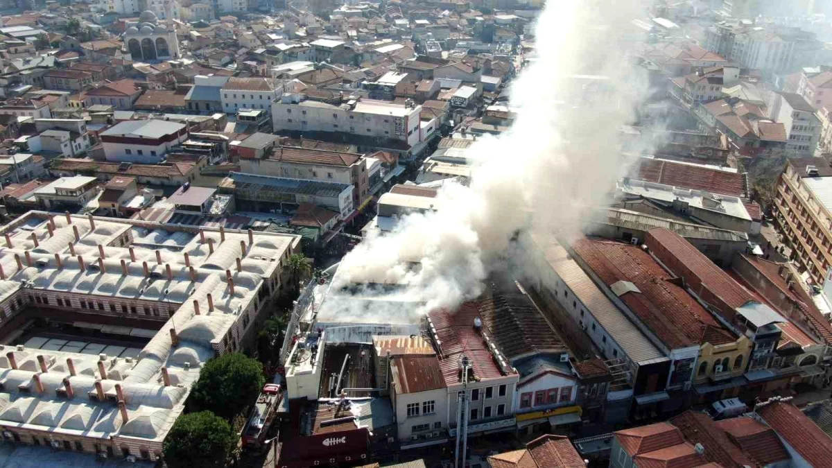 İzmir Kemeraltı\'nda Yangın: İş Merkezindeki İşletme Alevlere Teslim Oldu