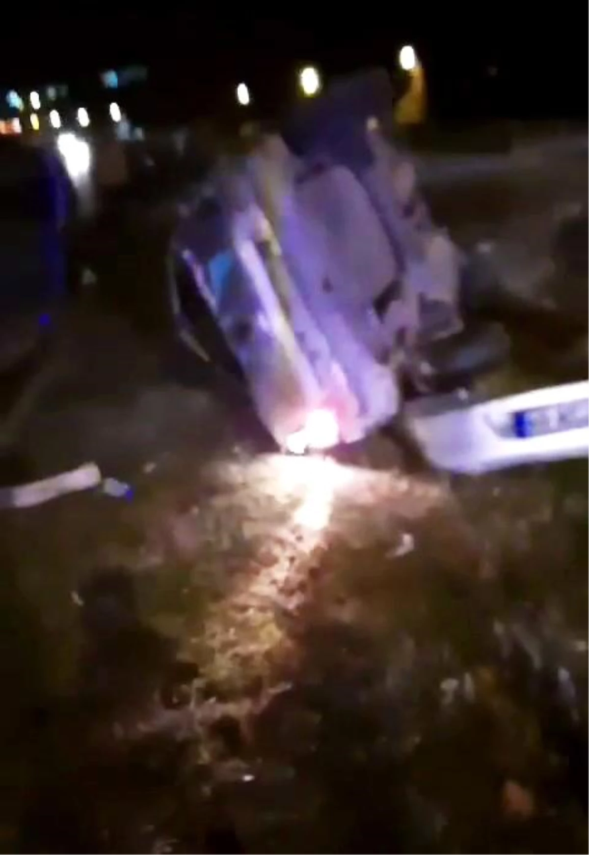Zile\'de köpeğe çarpmamak için manevra yapan otomobil devrildi, 5 kişi yaralandı