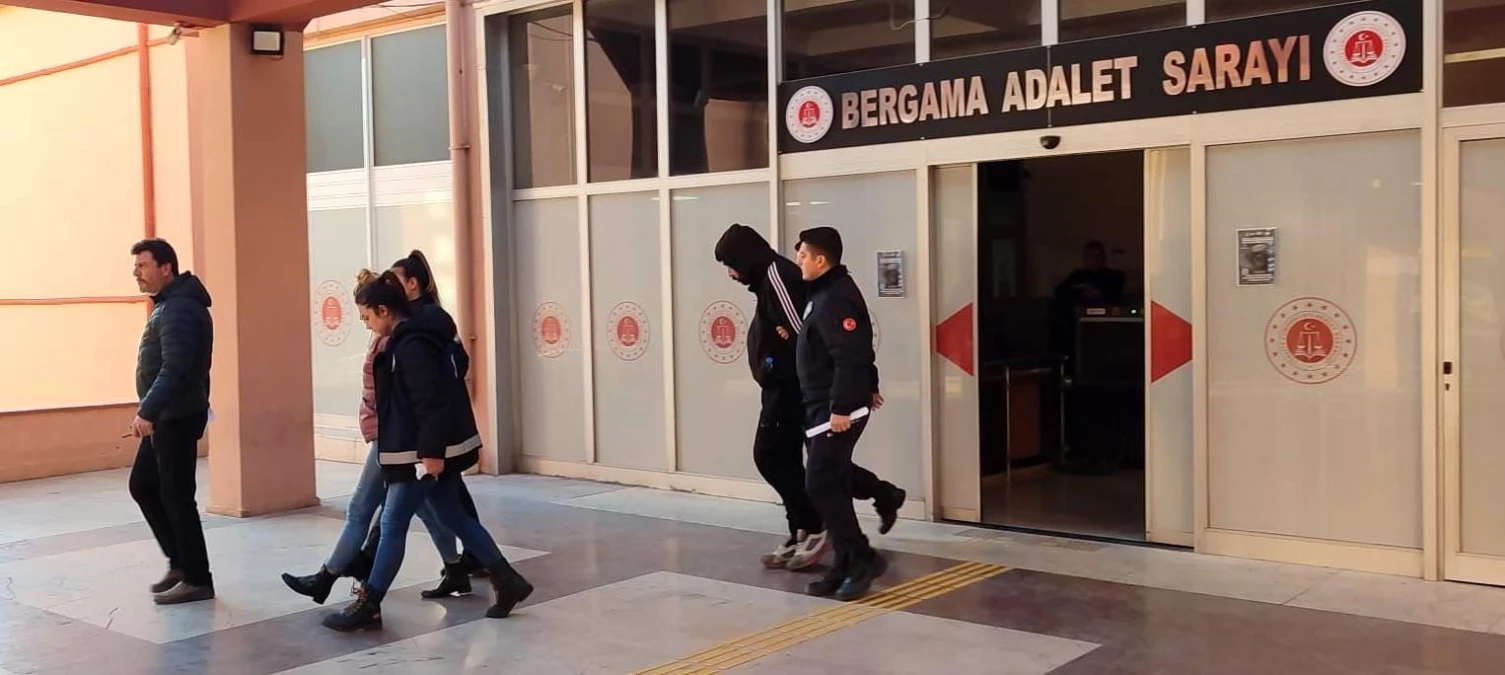 İzmir\'de Uyuşturucu Ticareti Yapan İki Sevgili Yakalandı