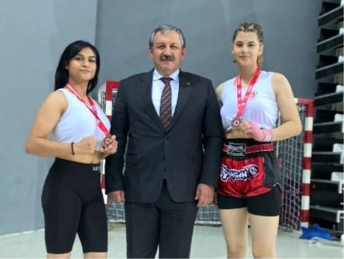 Ayşegül Arslanlı Özdemir, Türkiye Kick Boks Şampiyonası\'nda bronz madalya kazandı