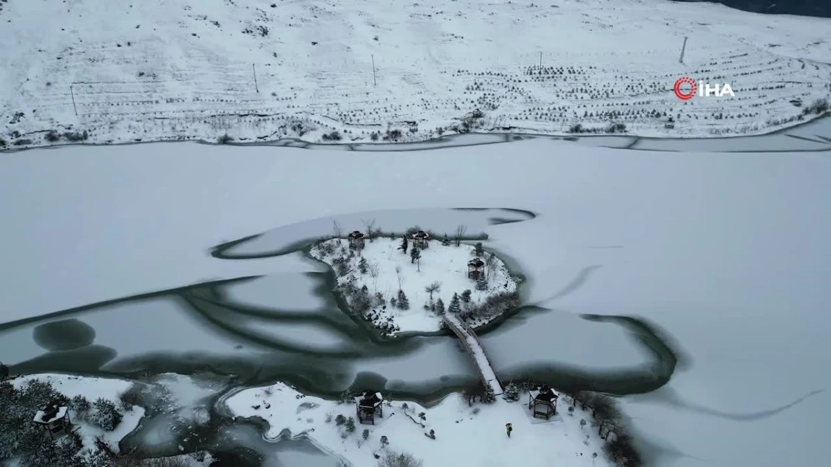 Üç Oluk Göleti Buz Tutarak Kartpostallık Görüntüler Oluşturdu