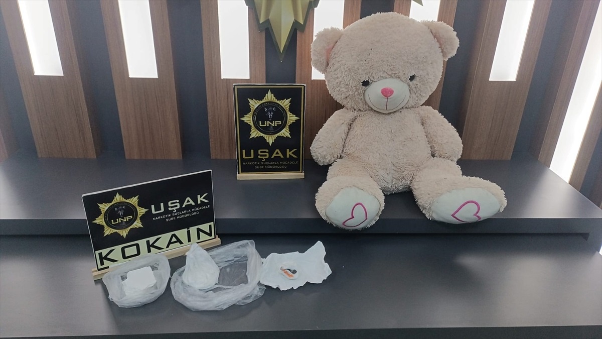 Uşak\'ta otomobilde oyuncak ayıya gizlenmiş kokain ele geçirildi, 2 şüpheli gözaltına alındı