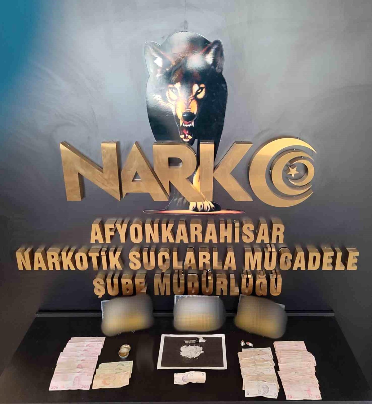 Afyonkarahisar\'da 15 Gram Uyuşturucu ve Haplarla Yakalanan 2 Kişi Gözaltına Alındı