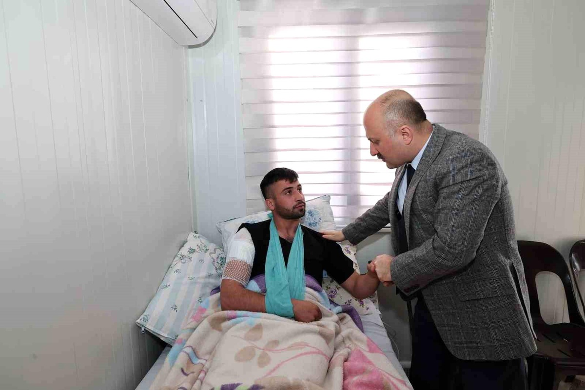Adıyaman Valisi, yaralı askeri ziyaret etti