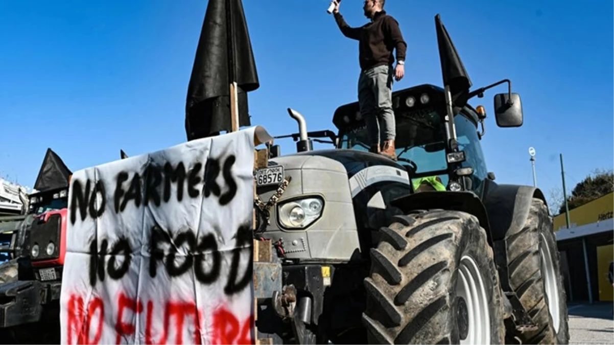 Yunanistan\'da çiftçiler traktörleriyle eylem yaptı