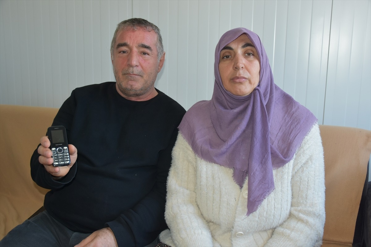 Depremde enkaz altından kurtulan aile hayata tutunmaya çalışıyor