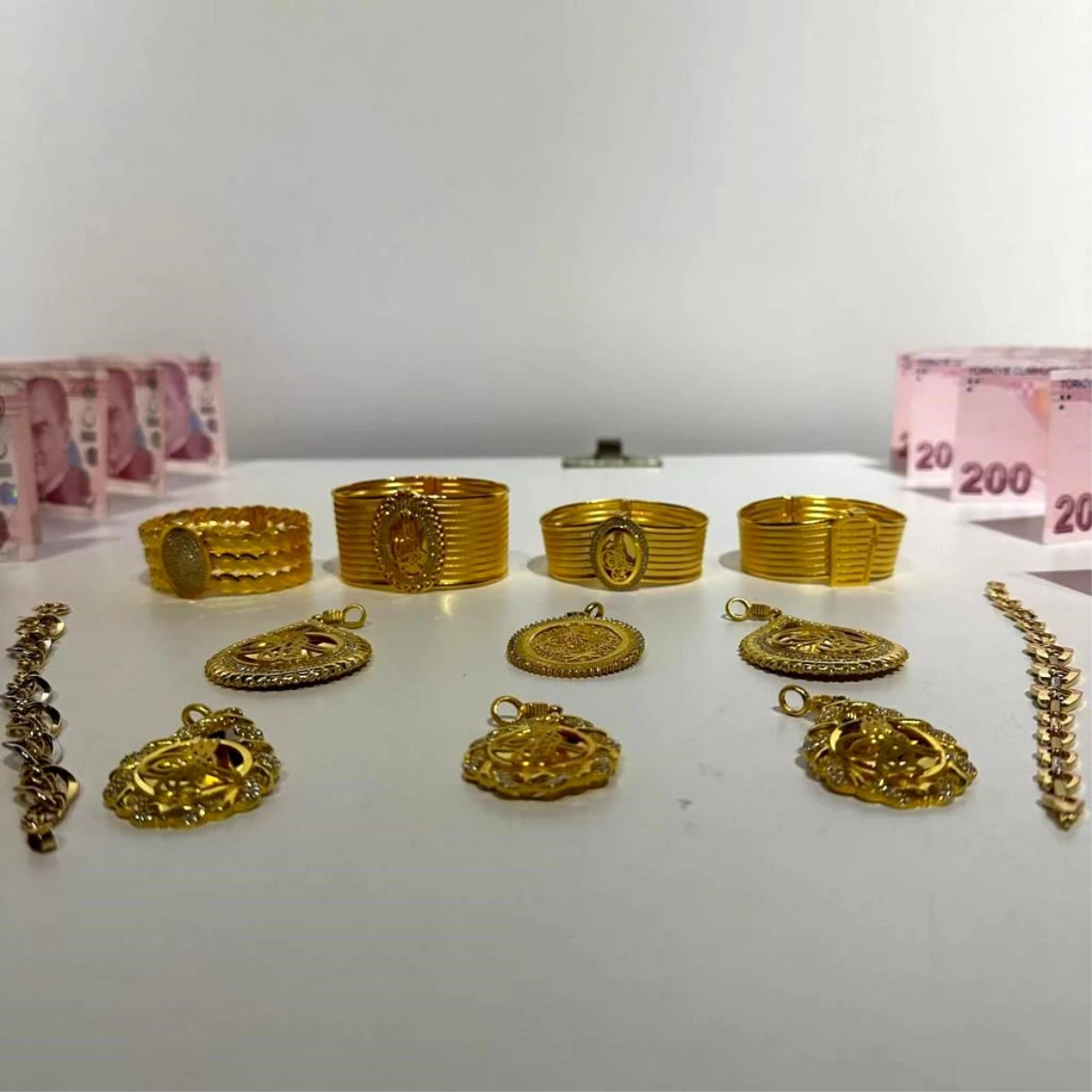 Kuyumcuları sahte altınlarla dolandıran şebeke çökertildi