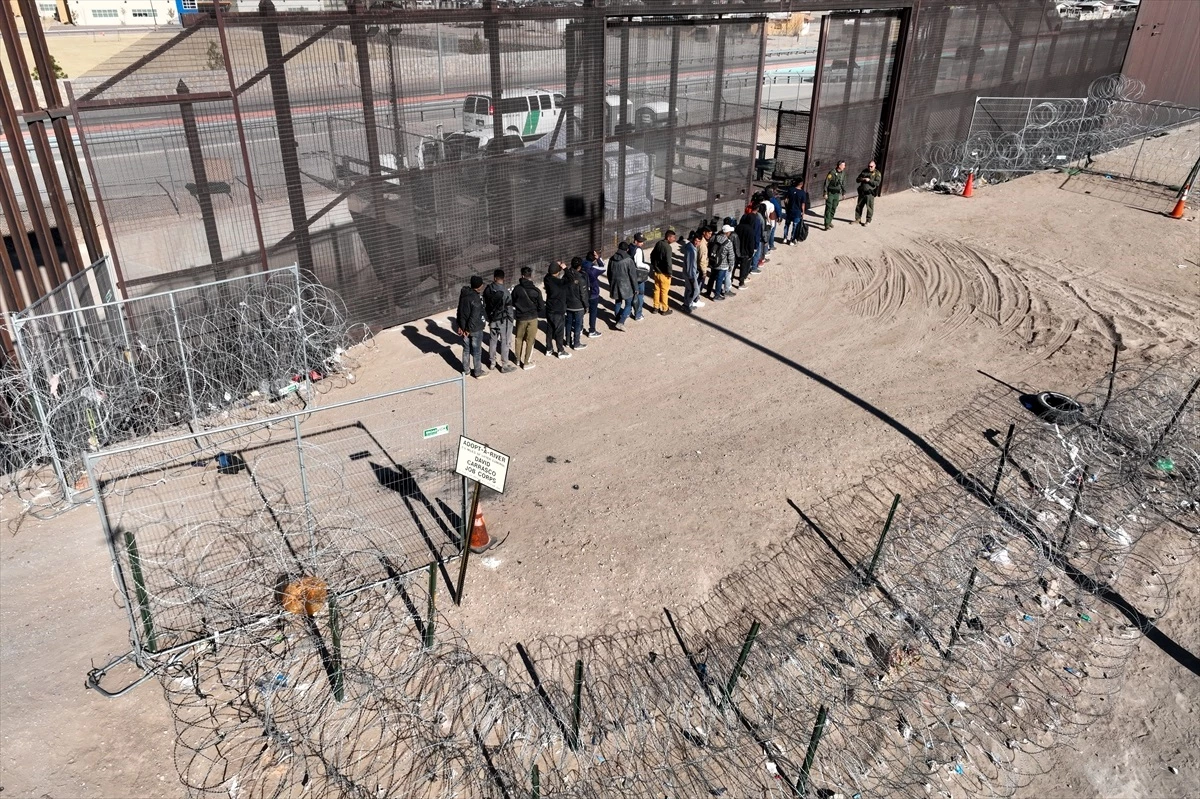 ABD-Meksika sınırında düzensiz göçmenlerin geçişi