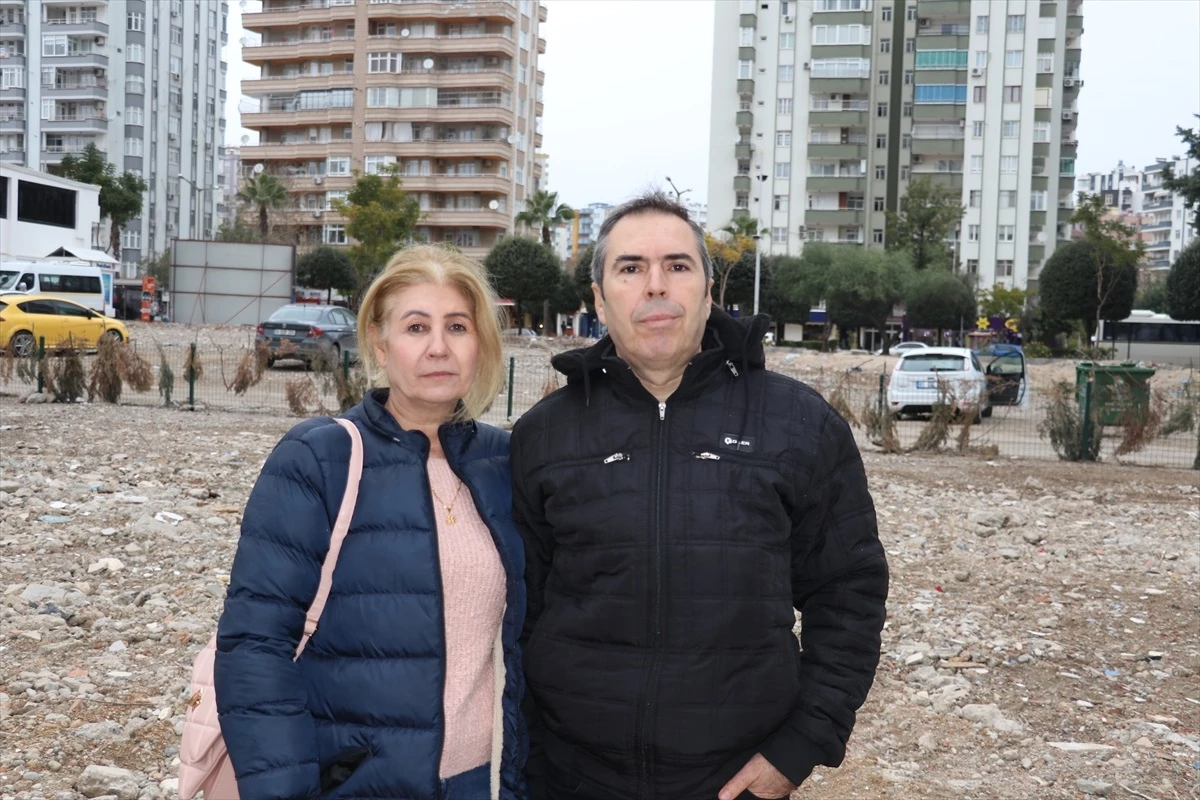 Depremde hayatını kaybeden komşularını unutamayan apartman görevlisi ve eşi