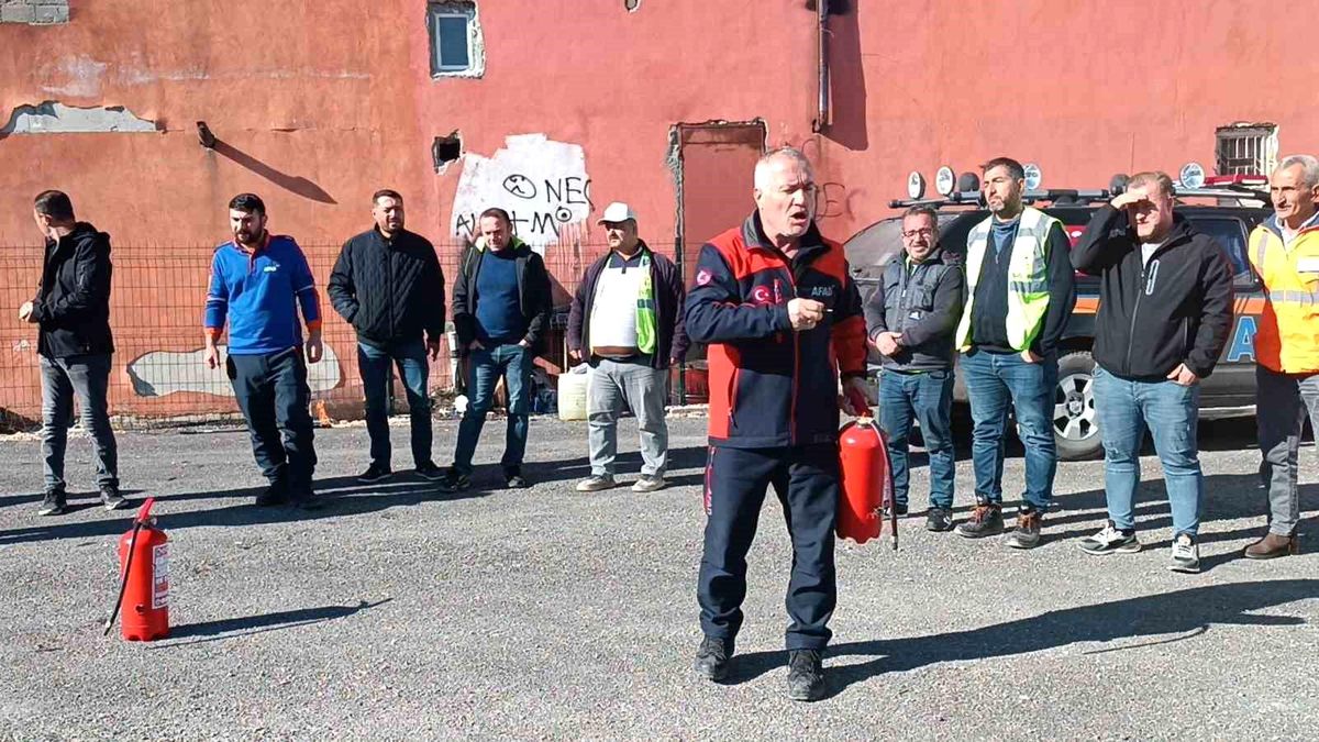 Adıyaman\'da AFAD Ekipleri Konteyner Kentlerde Yangın Söndürme Teknikleri Anlattı