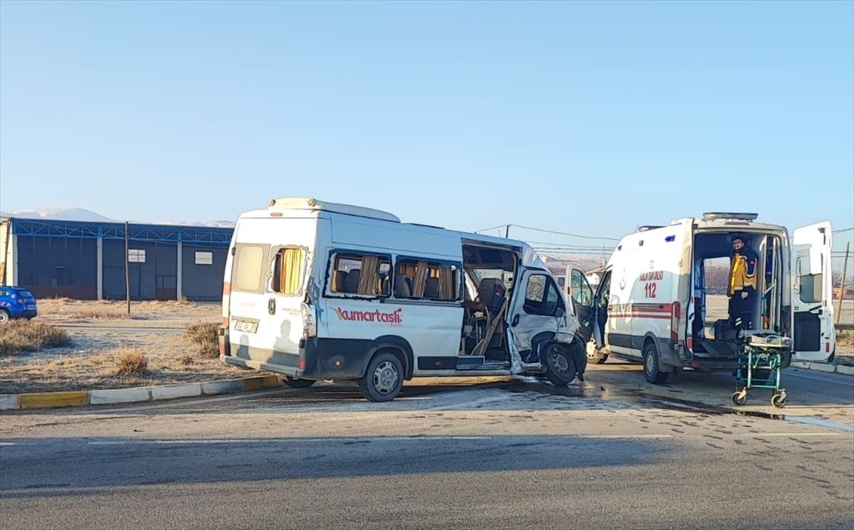 Afyonkarahisar\'da minibüs ile kamyonet çarpıştı: 8 yaralı