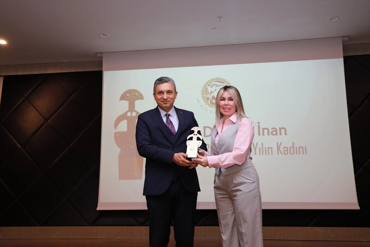 Akdeniz Üniversitesi Rektörü Prof. Dr. Özlenen Özkan\'a Antalya Tanıtım Vakfı tarafından ödül verildi
