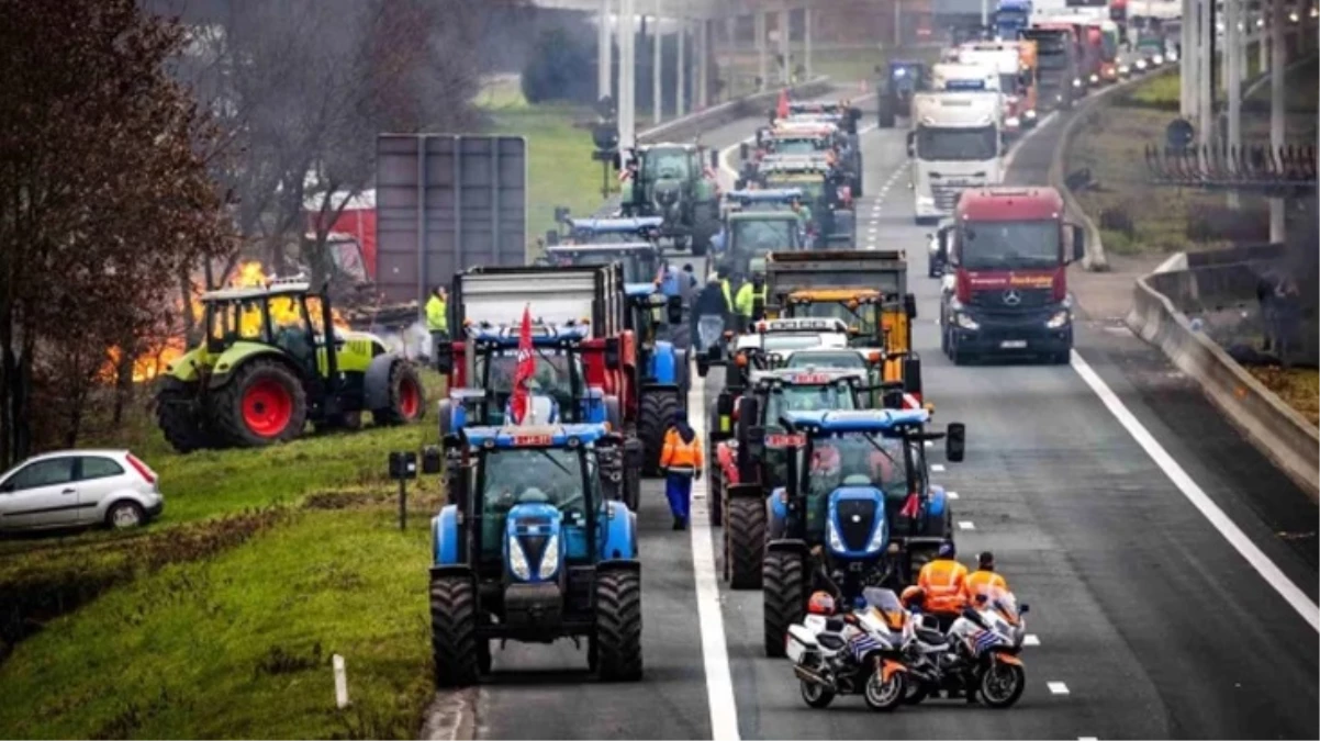 Tarım politikalarını protesto eden çiftçiler Belçika-Hollanda sınırını kapattı