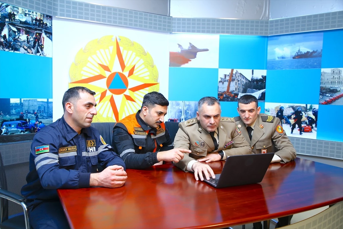 Azerbaycanlı arama kurtarma uzmanları, Türkiye\'deki deprem felaketine yardım eden ekiplerin fotoğraflarını oyladı
