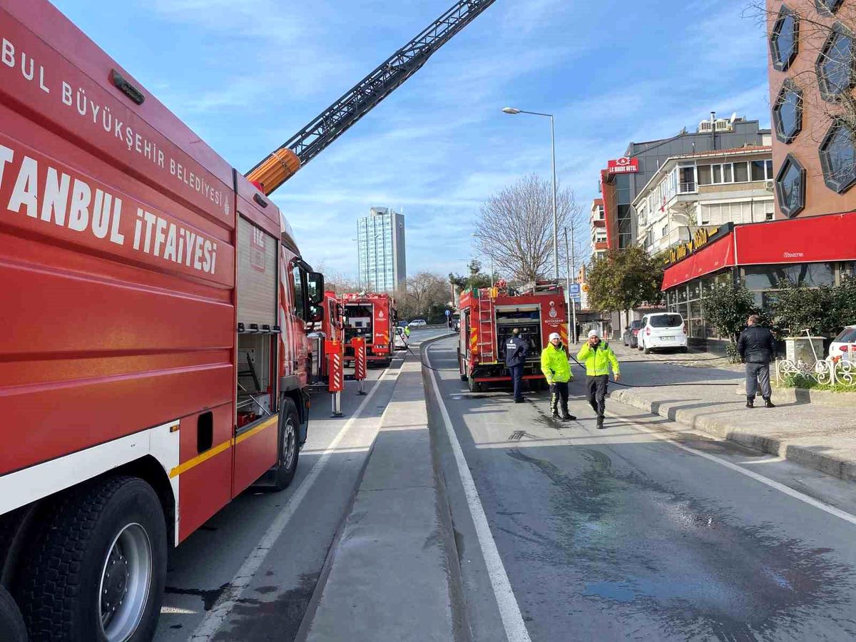 Bakırköy Sahil Yolunda 6 Katlı Otelde Yangın Paniği