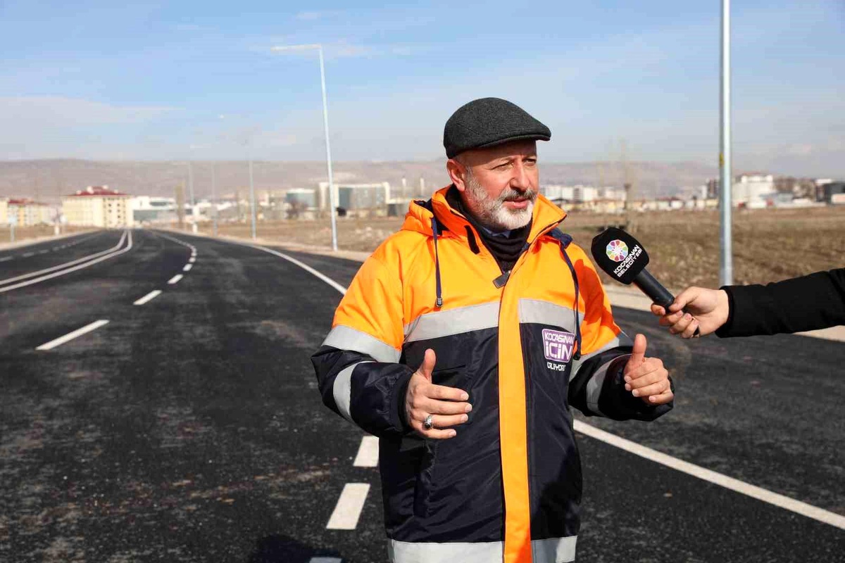 Kocasinan Belediye Başkanı Ahmet Çolakbayrakdar, Şeker Mahallesi\'ndeki yol çalışmalarını inceledi