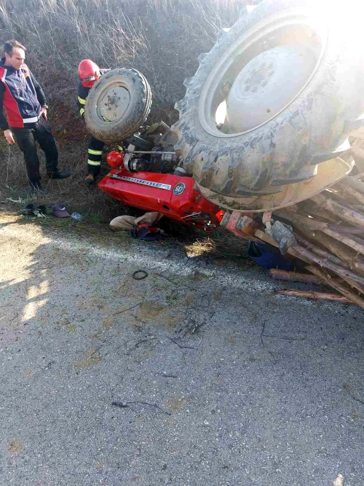 Bilecik\'te devrilen traktörün altında kalan sürücü kurtarıldı