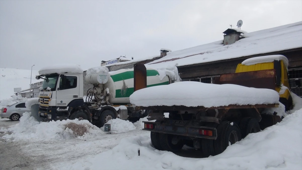Tatvan\'da Kar ve Dondurucu Soğuklar Esnafı Etkiliyor