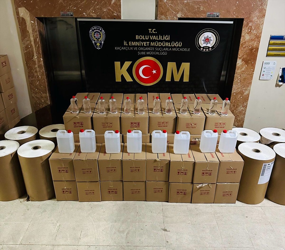 Bolu\'da bin 498 kilogram etil alkol ve 112 bin metre sigara kağıdı ele geçirildi