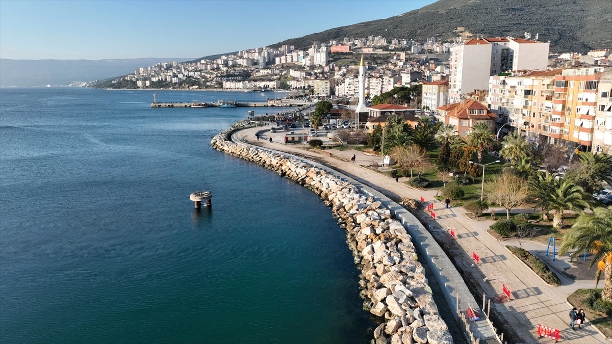 Bursa Büyükşehir Belediyesi, Gemlik ilçesindeki kıyı şeridinde çalışmalarını sürdürüyor