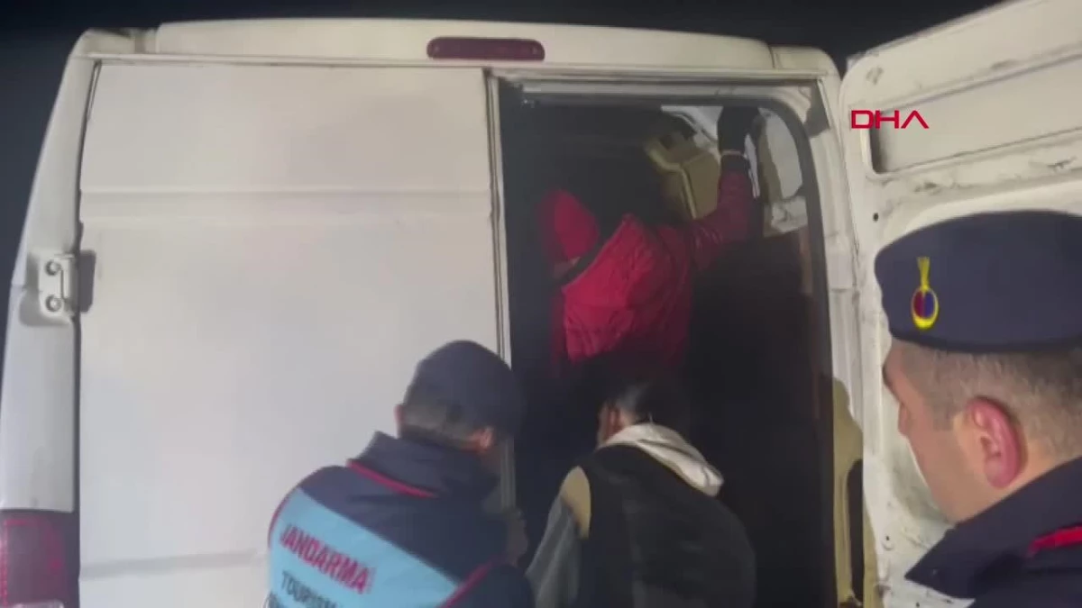 Çanakkale\'de 45 kaçak göçmen ve 3 kaçakçı yakalandı