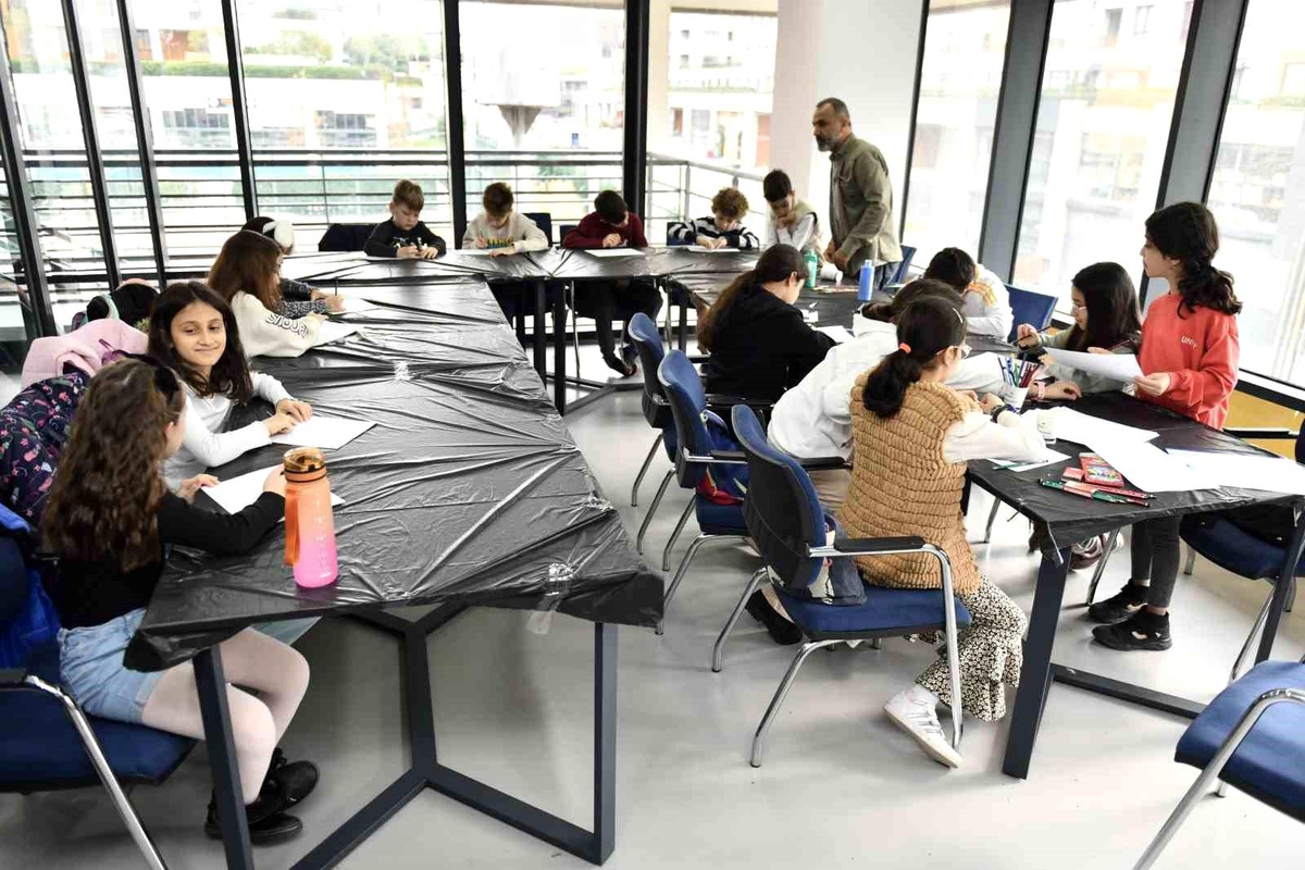 Esenyurt Belediyesi\'nin Sömestir Şenliği\'nde Çocuk Üniversitesi\'nde eğlenceli etkinlikler düzenlendi