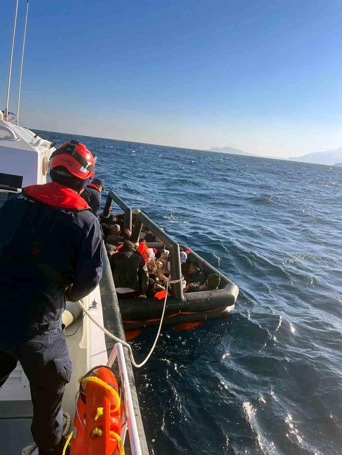 Yunanistan Sahil Güvenlik Unsurları Tarafından Geri İtildikten Sonra Kurtarılan 29 Düzensiz Göçmen