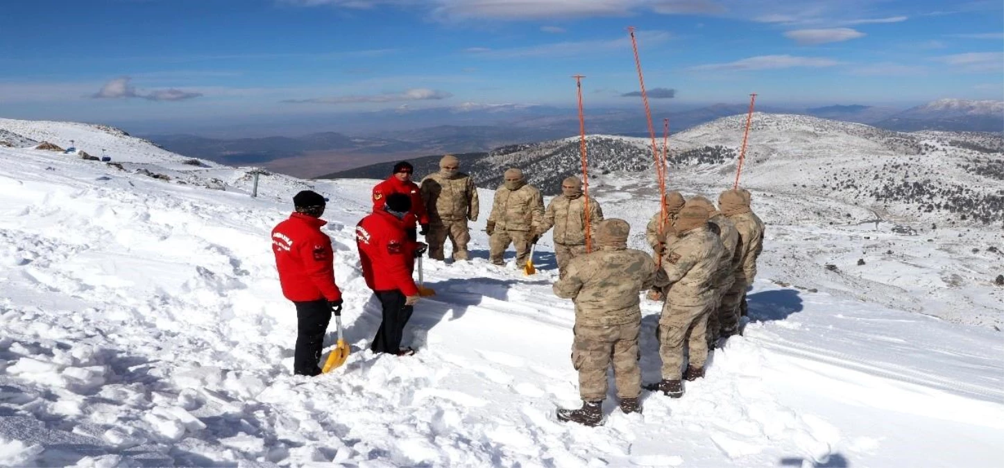 Jandarma Arama Kurtarma Timleri Denizli Kayak Merkezi\'nde Eğitim Verdi