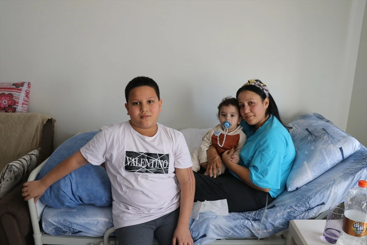 Depremde eşini kaybeden anne, DNA testiyle kavuştuğu oğullarıyla hayata tutunuyor