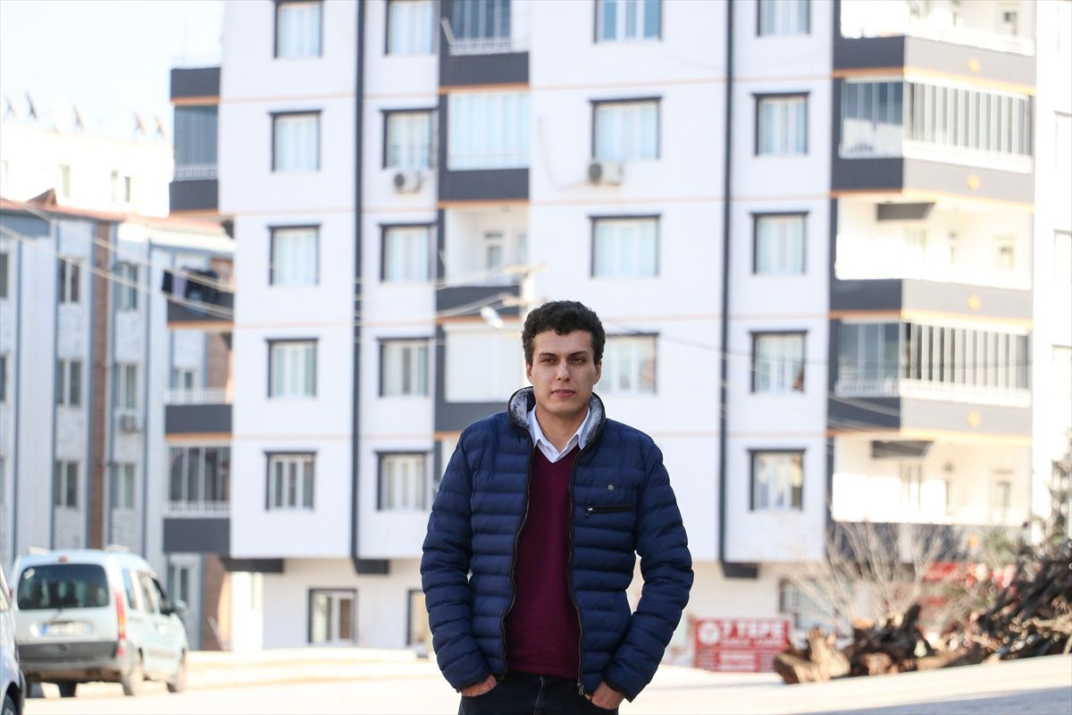 Depremde enkaz altında kalan genç, itfaiyecinin yardımıyla kurtuldu