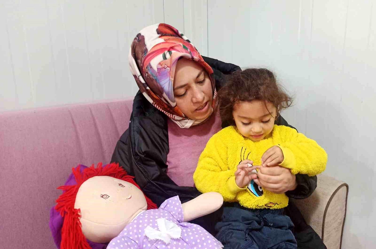 Kahramanmaraş\'ta depremde enkaz altında kalan aile 3 gün sonra kızlarını kurtardı