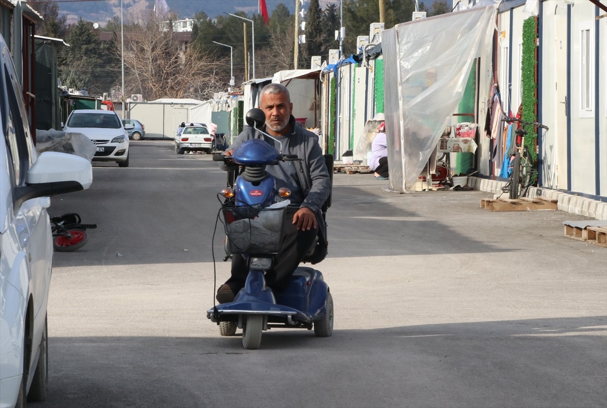 Depremde ailesini kaybeden Yunus Tosun, depremzedelere yardım ediyor