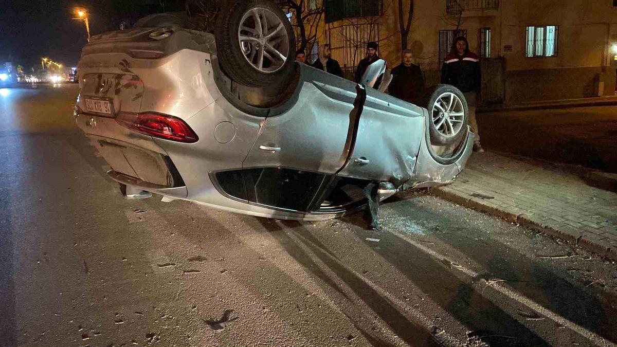 İnegöl\'de Fenalaşan Sürücü Kontrolden Çıkan Araçla Kaza Yaptı