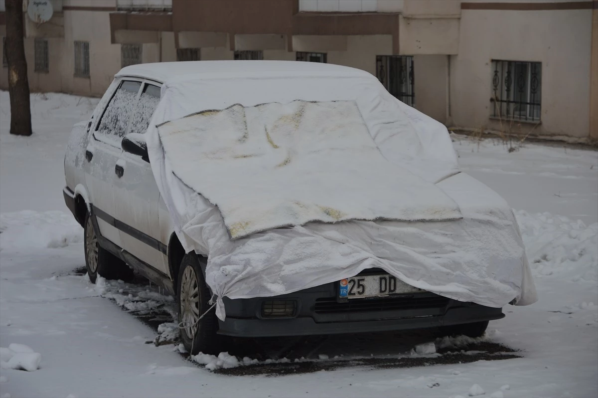 Doğu Anadolu\'da Soğuk Hava Etkisi: Akarsular Dondu, Çatılarda Buz Sarkıtları Oluştu