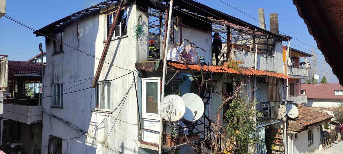 Denizli\'de Çatı Katında Yangın Çıktı