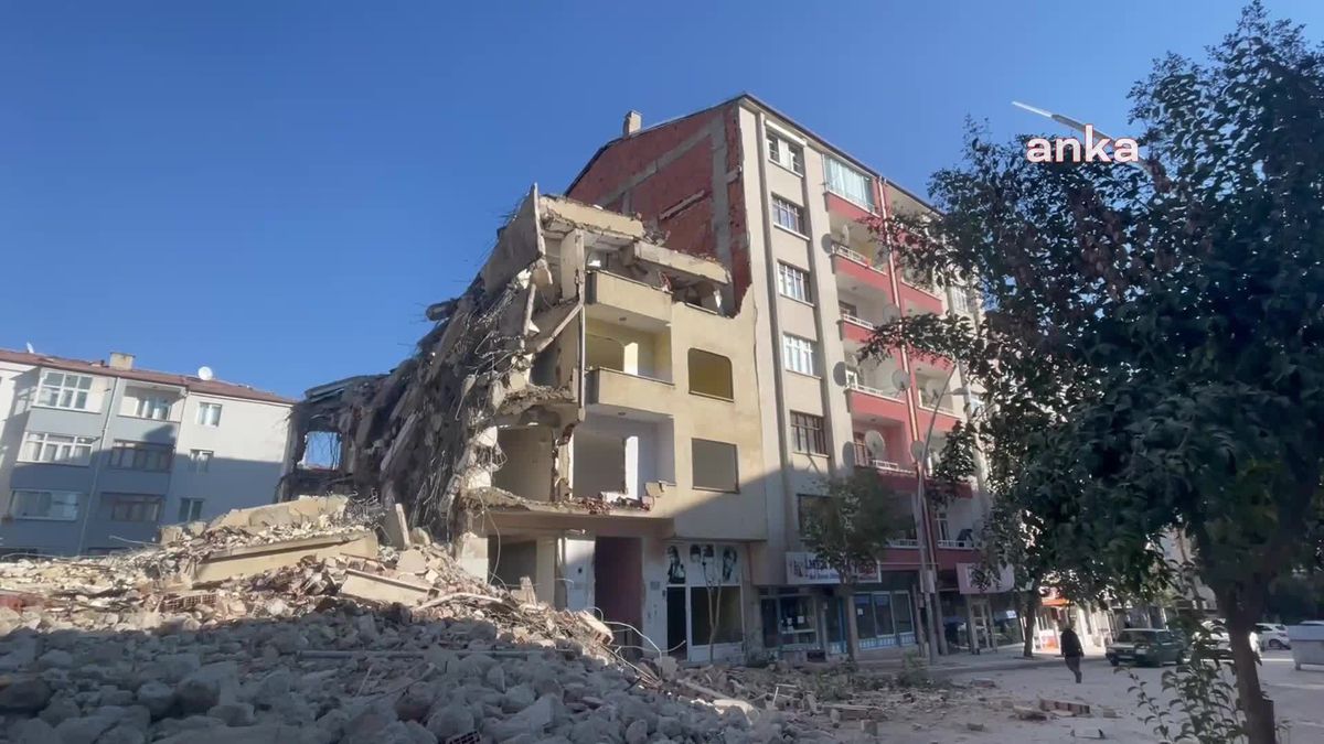 Elazığ\'da deprem yıkımında yan binaya da hasar verildi