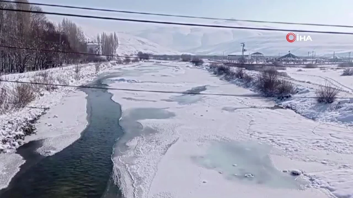 Erzurum\'da Aras Nehri aşırı soğukta dondu