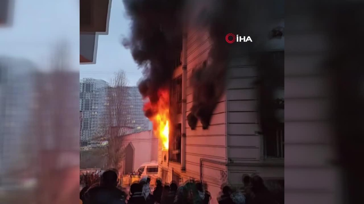 Esenyurt\'ta 4 katlı binanın 1\'inci katı alevlere teslim oldu: Mahsur kalan 12 kişi kurtarıldı