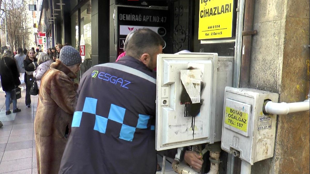 Eskişehir\'de mazgala atılan sigara izmariti yangına neden oldu