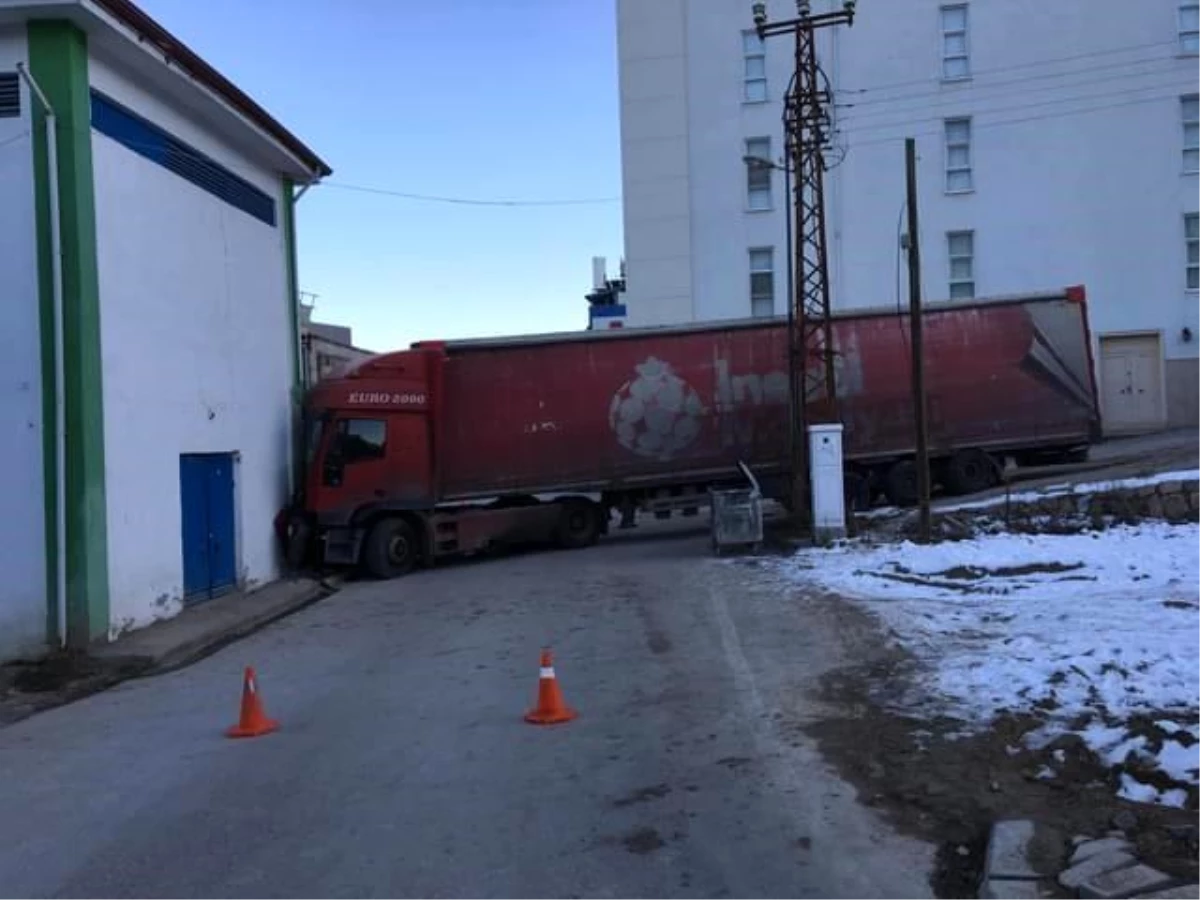 Malatya\'da freni patlayan tır trafo duvarına çarptı