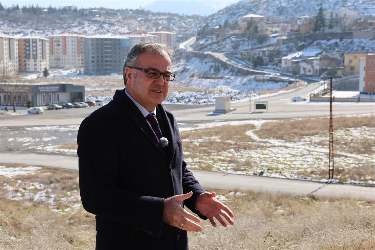Hacılar Belediye Başkanı Bilal Özdoğan, kentsel dönüşüm 3. etap ve TOKİ konutlarının yapılacağı alanda incelemede bulundu