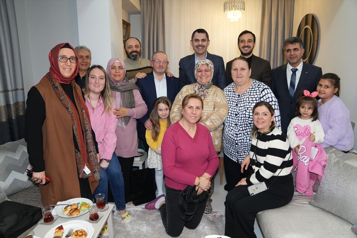 Murat Kurum, Bağcılar\'da bir çiftin evine misafir oldu