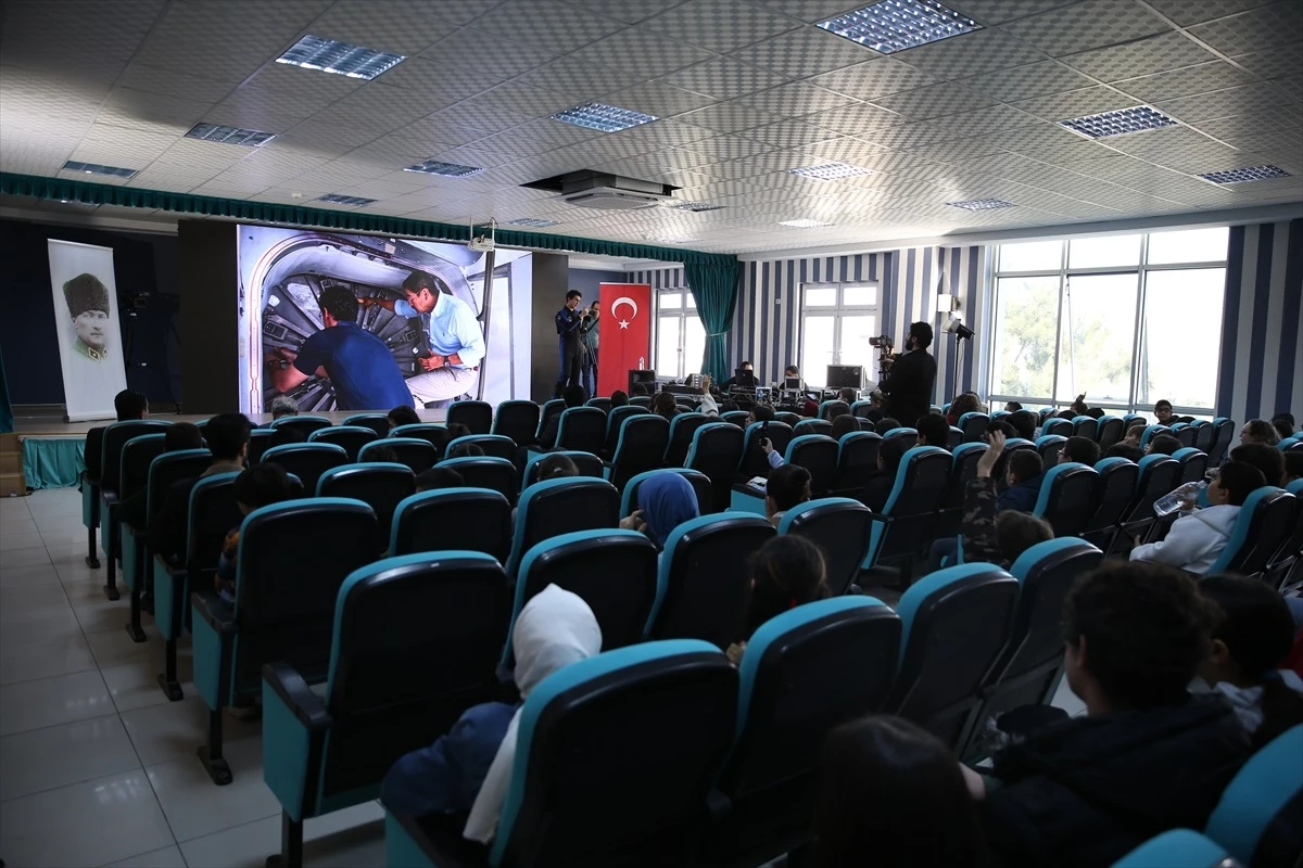 Depremden etkilenen Hatay\'da öğrenciler Türkiye\'nin ilk astronotuyla görüştü