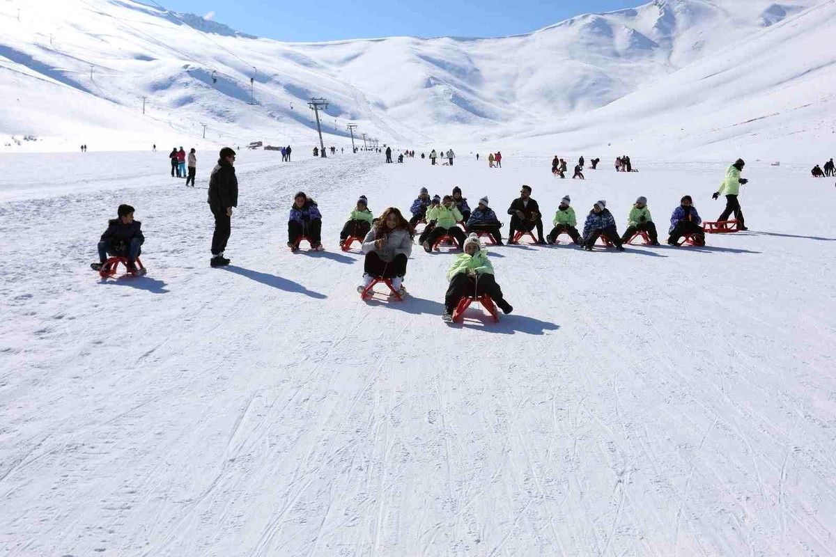 Van\'da çocuklar kayakla buluştu