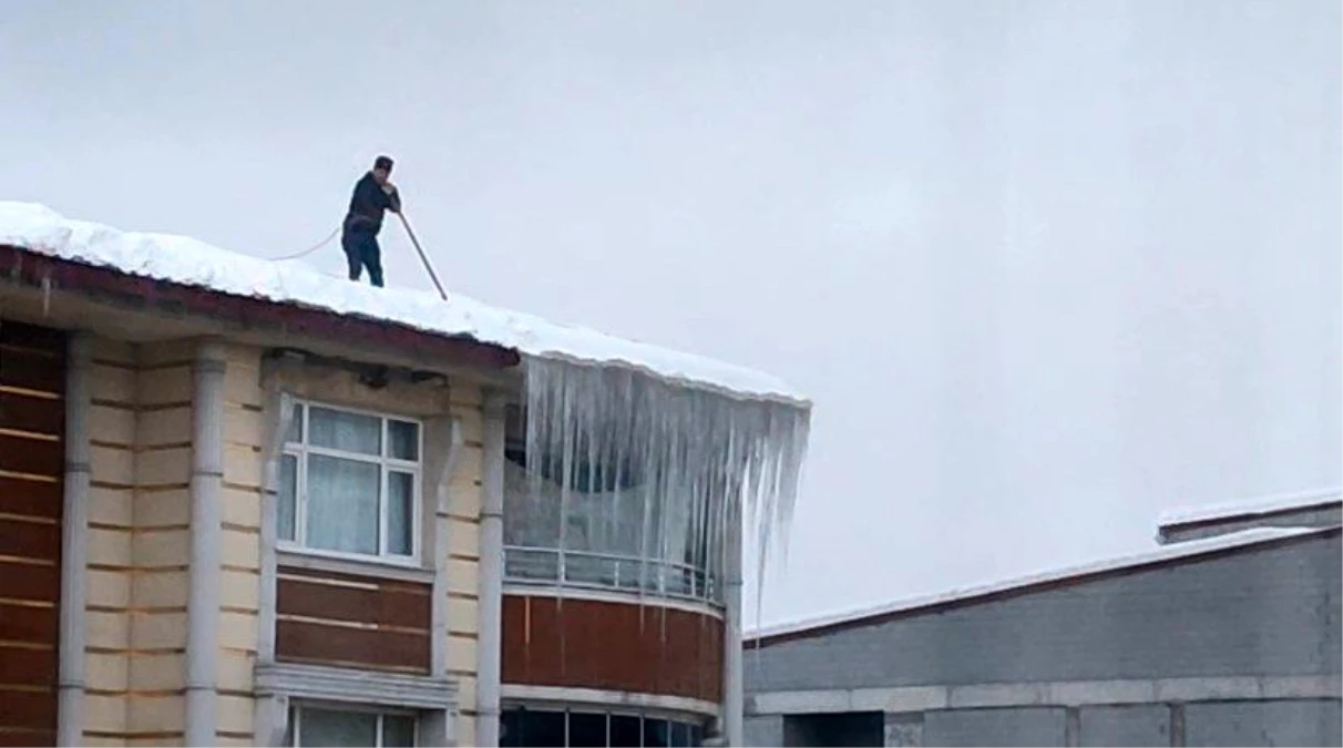 Tatvan\'da Ev Sahipleri Çatılardaki Karları İple Temizliyor